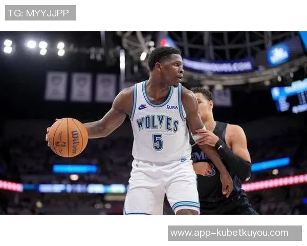 爱德华兹复出状态低迷半场仅得5分2助攻表现令人失望 爱德华兹复出状态低迷半场仅得5分2助攻表现令人失望