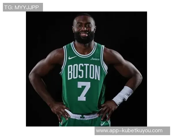 杰伦布朗半场表现抢眼13投6中贡献14分助力球队稳定火力