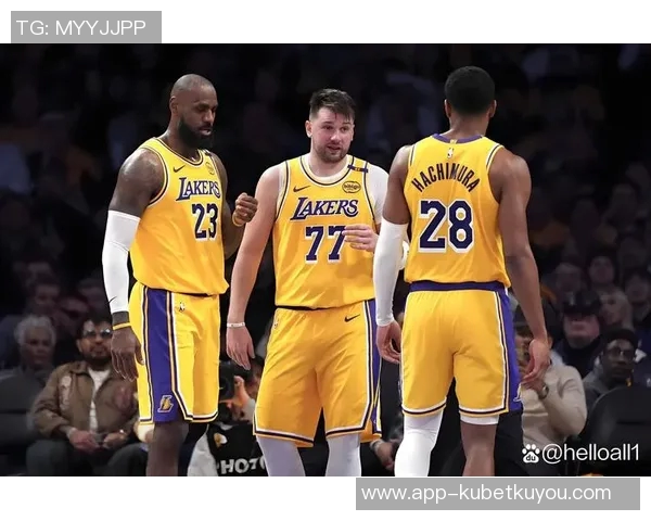 湖人主场对决独行侠艾顿缺席比赛东契奇继续缺阵双方战力受影响